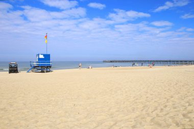 Cankurtaran kulesi ve sahilde araba. Cankurtaran kabin Litvanya Baltık Denizi sahilinde.