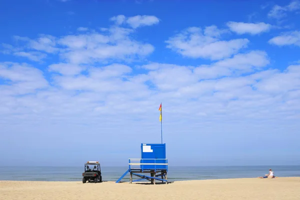 Bademeisterturm Und Auto Strand Rettungsschwimmhütte Ostseestrand Litauen — Stockfoto