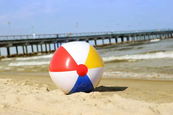 Farbenfroher Beachball Auf Sand Und Wogendem Meer Urlaub Beachball Der — Stockfoto