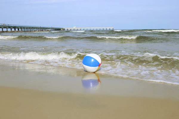 Farbenfroher Beachball Auf Sand Und Wogendem Meer Urlaub Beachball Der — Stockfoto