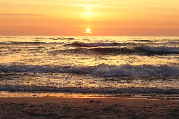 Gün Batımında Dalgalar Deniz Palanga Beach Baltık Denizi — Stok fotoğraf