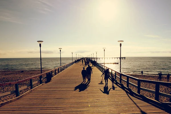 Meeresbrücke Mit Menschen Bei Sonnenuntergang Fußgängerbrücke Der Ostsee Palanga Gemildert — Stockfoto