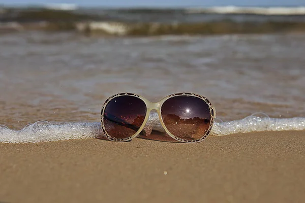 Γυαλιά Ηλίου Αμμώδη Παραλία Γυαλιά Ηλίου Στη Θάλασσα Άμμου Κύμα — Φωτογραφία Αρχείου