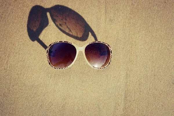 Γυαλιά Ηλίου Φόντο Θάλασσα Άμμου Γυαλιά Ηλίου Σκιά Κορυφαία Προβολή — Φωτογραφία Αρχείου