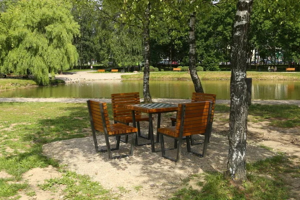 棋盘桌在城市公园 公共公园野餐区 — 图库照片