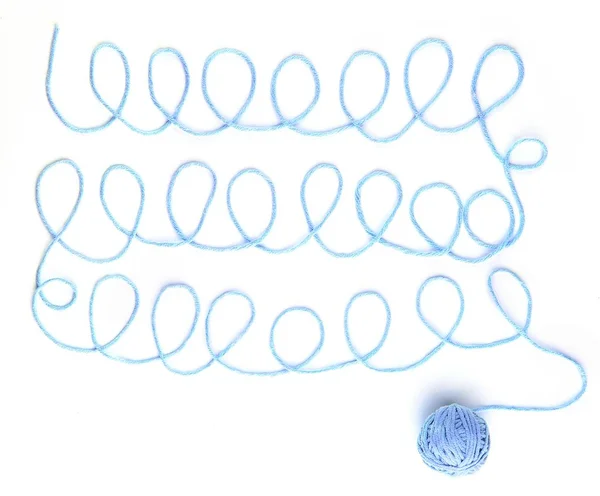 青のスパイラル スレッドとスレッドのボールは 白い背景で隔離 だらだらスパイラル製綿の糸 — ストック写真