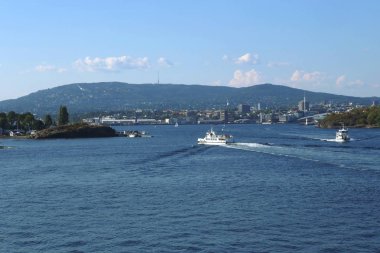 Oslo, Norveç - 19 Temmuz 2018: Oslo Fiyordu görünümüne. Tekne yelken şehir merkezine Oslofjord Adaları Feribot. Manzaralı adasından.