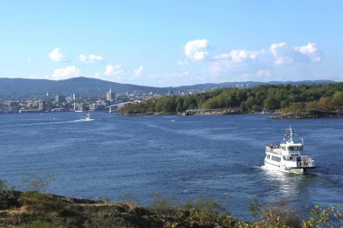 Oslo, Norveç - 19 Temmuz 2018: Oslo Fiyordu görünümüne. Tekne yelken şehir merkezine Oslofjord Adaları Feribot..