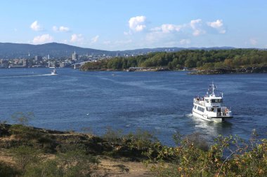 Oslo, Norveç - 19 Temmuz 2018: Oslo Fiyordu görünümüne. Tekne yelken şehir merkezine Oslofjord Adaları Feribot..