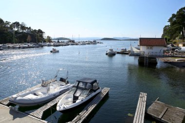 Oslo, Norveç - 22 Temmuz 2018: Motorlu kayak sandallar Oslo Fiyordu liman içinde. Oslo liman iç Oslofjord, sadece şehir merkezinin doğusunda yer alır. 