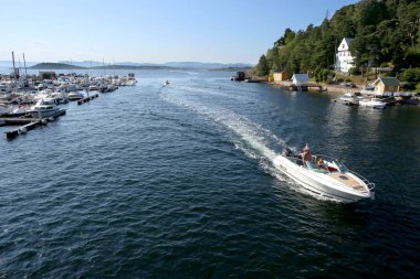 Oslo, Norveç - 22 Temmuz 2018: motorlu tekne Oslo Fiyordu limanına yelken hızlı. Sürat teknesi Oslofjord adalar arasında sürme.
