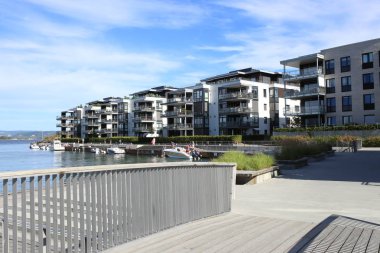 Oslo, Norveç - 23 Temmuz 2018: Apartmanlar Oslo Fiyordu Fornebu bölgesinde üzerinde. Lüks daireler ile okyanus yakın yüzme ve güneşlenme terasları.
