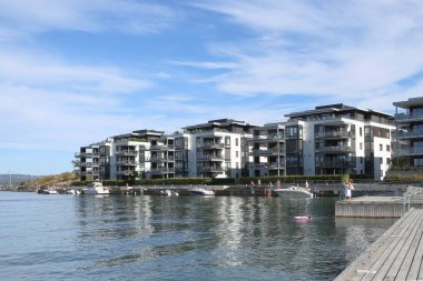 Oslo, Norveç - 23 Temmuz 2018: Apartmanlar Oslo Fiyordu Fornebu bölgesinde üzerinde. Lüks daireler ile okyanus yakın yüzme ve güneşlenme terasları.