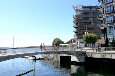 Oslo, Norveç - 24 Temmuz 2018: Aker Brygge bölgesinde İskandinav mimarisi görünümüne. Aker brygge popüler Oslo Fiyordu iç liman boyunca eğlence alanıdır.