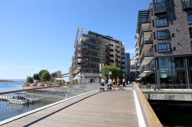 Oslo, Norveç - 24 Temmuz 2018: Aker Brygge bölgesinde İskandinav mimarisi görünümüne. Aker brygge popüler Oslo Fiyordu iç liman boyunca eğlence alanıdır.