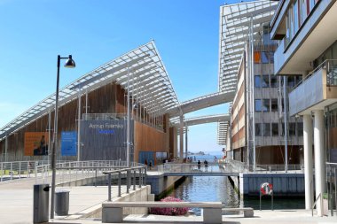 Oslo, Norveç - 24 Temmuz 2018: Astrup Fearnley Modern Sanat Müzesi. Astrup Fearnley müzesidir Çağdaş Sanat Galerisi waterfront Oslo Aker Brygge bölgesinde kanallar bağlanır. Müze Renzo Piano tarafından tasarlanmış. İki binadan oluşmaktadır.