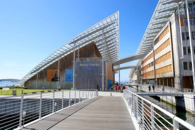 Oslo, Norveç - 24 Temmuz 2018: Astrup Fearnley Modern Sanat Müzesi. Astrup Fearnley müzesidir Çağdaş Sanat Galerisi waterfront Oslo Aker Brygge bölgesinde kanallar bağlanır. Müze Renzo Piano tarafından tasarlanmış. İki binadan oluşmaktadır.