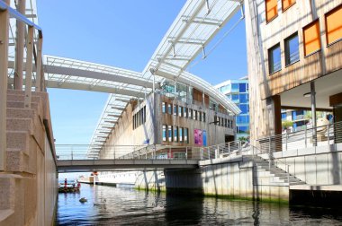 Oslo, Norveç - 24 Temmuz 2018: Görünüm için Astrup Fearnley Modern Sanat Müzesi'waterfront Oslo kanallar bağlanma. Astrup Fearnley Müzesi, çağdaş sanat galerisinde Aker Brygge bölgesi. İki binadan oluşmaktadır.
