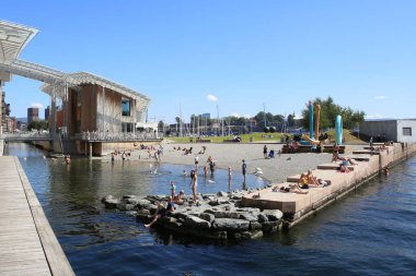Oslo, Norveç - 24 Temmuz 2018: Görünümünü Astrup Fearnley Tjuvholmen sanat bölgesinde Modern Sanat Müzesi. Astrup Fearnley Müzesi alan çevre yüzme plaj ile. 