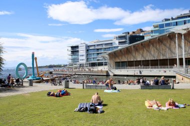 Oslo, Norveç - 24 Temmuz 2018: Tjuvholmen sanat bölgesi. Astrup Fearnley müze alanı çevresi, plaj, yüzme fiyort bakan park ve waterside mesire heykel. 