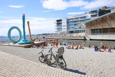Oslo, Norveç - 24 Temmuz 2018: Tjuvholmen sanat bölgesi. Astrup Fearnley müze alanı çevresi, plaj, yüzme fiyort bakan park ve waterside mesire heykel. 