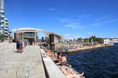 Oslo, Norveç - 24 Temmuz 2018: Tjuvholmen sanat bölgesi. Astrup Fearnley müze alanı çevresi, plaj, yüzme fiyort bakan park ve waterside mesire heykel. 