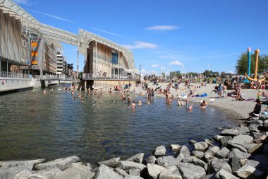 Oslo, Norveç - 24 Temmuz 2018: Görünümünü Astrup Fearnley Tjuvholmen sanat bölgesinde Modern Sanat Müzesi. Astrup Fearnley Müzesi alan çevre yüzme plaj ile. 