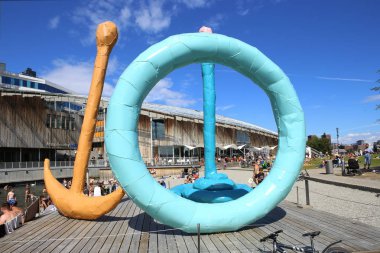 Oslo, Norveç - 24 Temmuz 2018: Uyarısı heykel Franz West'in Tjuvholmen sanat bölgesinde. Uyarısı heykel önünde Astrup Fearnley Çağdaş Sanat Müzesi.