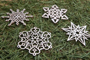 Yeşil çam dalları arka plan gümüş kar tanesi süsler. Çamın dalları üzerinde kar taneleri kış Noel dekorasyon lazer kesim.