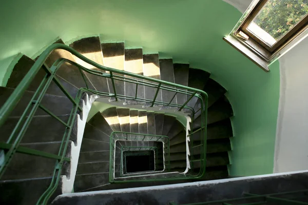 Escadaria Vintage Espiral Descendente Edifício Antigo Escadaria Residencial Interior Construída — Fotografia de Stock