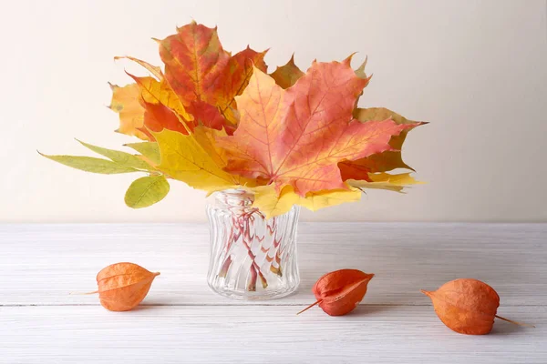 Ahornblätter Der Vase Und Getrocknete Pflanzen Der Laterne Herbst Bunte — Stockfoto