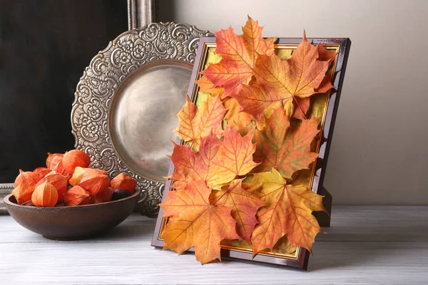 Bilderrahmen Mit Ahornblätterkomposition Als Herbstdekoration Innenraum Handgemachte Bunte Natürliche Herbst — Stockfoto
