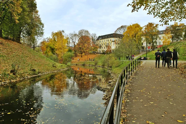 Sonbahar Şehirde Nehri Boyunca Yürüyüş Yolu Nehir Akerselva Oslo Norveç — Stok fotoğraf