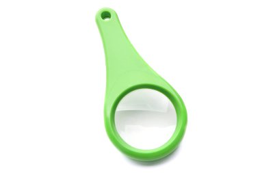 Yeşil Büyüteç beyaz arka plan üzerinde izole. Beyaz arka plan üzerinde plastik Büyüteç.