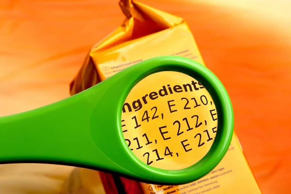 Concept Reading Ingredients List Food Package Magnifying Glass Magnifying Glass — Stock Photo, Image