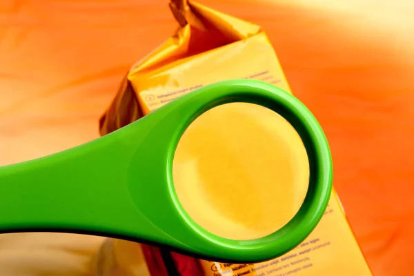 用放大镜阅读食品包装上的成分清单的概念 食品添加剂标签上的空放大镜 — 图库照片