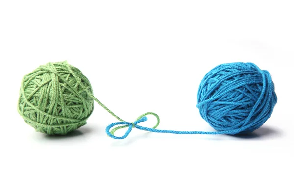 两个绿色和蓝色棉线球绑在弓查出在白色背景 不同颜色的绿色和蓝色线球 — 图库照片