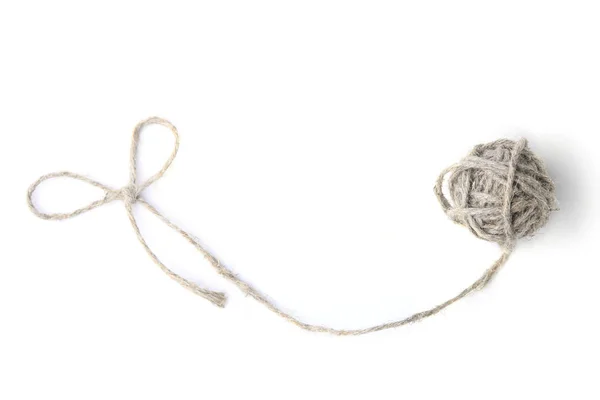 文字列は 白い背景で隔離の弓と文字列のボールで結ばれます グレーのナチュラル リネンのロープまたはひものボール — ストック写真