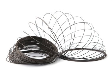 Galvanizli tel beyaz arka plan üzerinde izole bobin. Siyah galvanizli metal tel yığını.