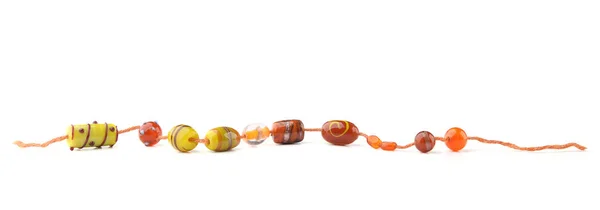 Raden Gängning Glaspärlor Isolerad Vit Bakgrund Orange Dekorerade Smycken Glaspärlor — Stockfoto