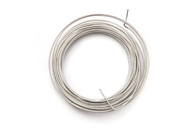Beyaz arka plan üzerinde izole paslanmaz çelik tel bobin. Paslanmaz çelik metal tel üstten görünüm yığınını.