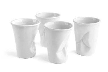 Bir kez su bardağı beyaz arka plan üzerinde izole plastik olarak buruşuk Seramik kahve fincanı tasarım. Dört komik beyaz seramik boş kahve bardağı.