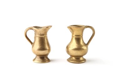 Beyaz arka plan üzerinde izole küçük altın metal dekoratif testiler gelir. İki vintage altın vazo sürahi.