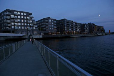 Oslo, Norveç 21 Temmuz 2018: Köprü gece Sorenga bölgesine. Modern İskandinav binalar üzerinde Oslo Fiyordu, Norveç.