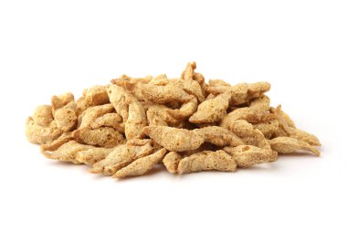 Ham soya parçalar üzerinde izole beyaz arka plan kazık. Vejetaryen ve vegan gıda kullanılan soya adet et Kuru.