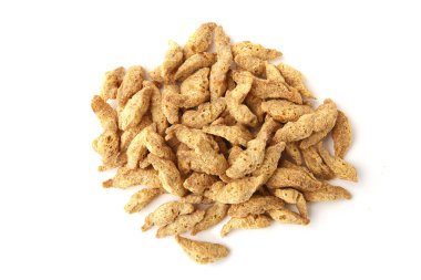 Ham soya parçalar üzerinde izole beyaz arka plan kazık. Vejetaryen ve vegan gıda üstten görünüm içinde kullanılan soya adet et Kuru.
