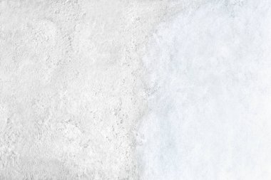 Doku beyaz beton zemin üzerine kar. Karla kaplı açık eski zemin.
