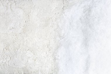 Doku beyaz beton zemin üzerine kar. Karla kaplı açık eski zemin.