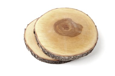 Beyaz arka plan üzerinde izole Ahşap Tepsi hizmet. Kesme huş ağacı yuvarlak güdük.