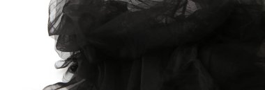 Beyaz arka plan üzerinde izole siyah tül malzemenin soyut kompozisyon. Tül kumaş ile kopya alanı şeklinde sallayarak.